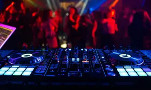 Na czym gra DJ? Przewodnik po sprzęcie: od kontrolera do klubu!