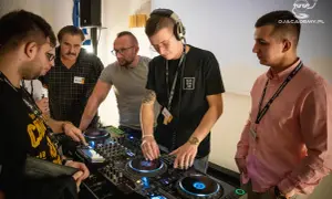 Jak zostać DJ-em w klubie? Przewodnik od pasji do pierwszych zleceń