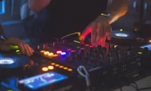 Ile zarabia DJ w Polsce? Stawki, realia i jak zarobić więcej