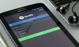 Twój telefon to karaoke! Jak włączyć teksty na Spotify?