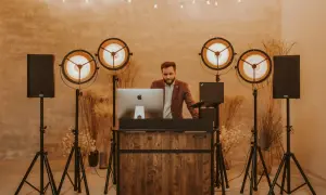 Ile kosztuje DJ na wesele? Poznaj ceny i uniknij błędów!