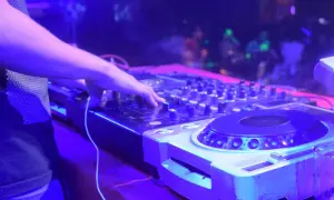 Ile kosztuje DJ? Cennik 2024, porady i jak nie przepłacić