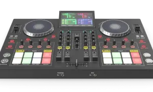 Profesjonalny kontroler DJ z dwoma deckami, padami i ekranem.
