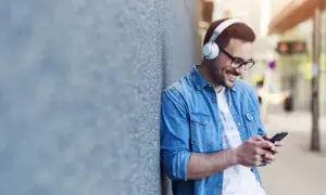 Słuchawki nie łączą się? Jak sparować je z każdym urządzeniem!