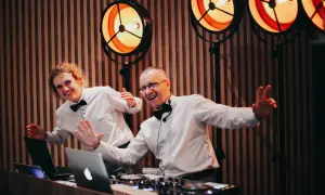 Ile kosztuje DJ na imprezę? Cennik i porady, jak nie przepłacić