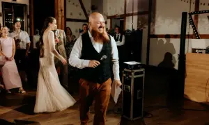 Jak napisać do DJ-a na 18? Kompletny poradnik i wzory wiadomości