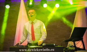 DJ czy zespół na wesele? Kompleksowy przewodnik i koszty 2026