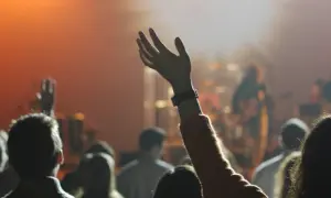 Ile trwa koncert? Wszystko, co musisz wiedzieć przed wyjściem