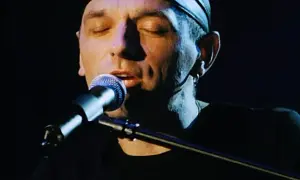 "Przeżyj to sam": Kto śpiewa i dlaczego to hymn pokolenia?