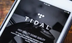 Ekran smartfona z logo Tidal i tekstem "HIGH FIDELITY SOUND QUALITY".
