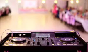DJ na wesele: Cennik 2024 i jak nie przepłacić?