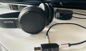 Czarne słuchawki Philips z adapterem audio TX/RX i Amazon Echo Dot.