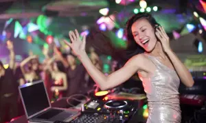 Co robi DJ? Obalamy mity: zarobki, sprzęt i kulisy zawodu