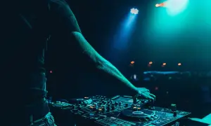 Jak zostać DJ-em i zarabiać? Kompletny poradnik dla początkujących