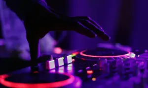 DJ: Skąd legalnie brać muzykę w Polsce? Twórz sety bez obaw!