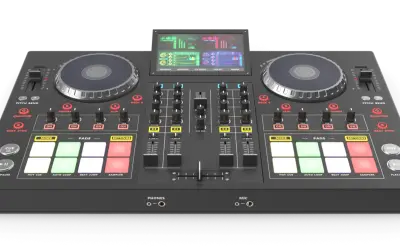 Profesjonalny kontroler DJ z dwoma deckami, padami i ekranem.