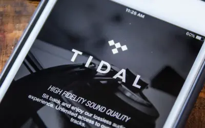 Ekran smartfona z logo Tidal i tekstem "HIGH FIDELITY SOUND QUALITY".
