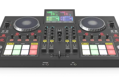 Profesjonalny kontroler DJ z dwoma deckami, padami i ekranem.