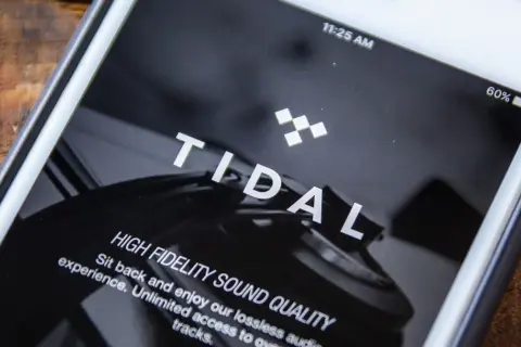 Ekran smartfona z logo Tidal i tekstem "HIGH FIDELITY SOUND QUALITY".