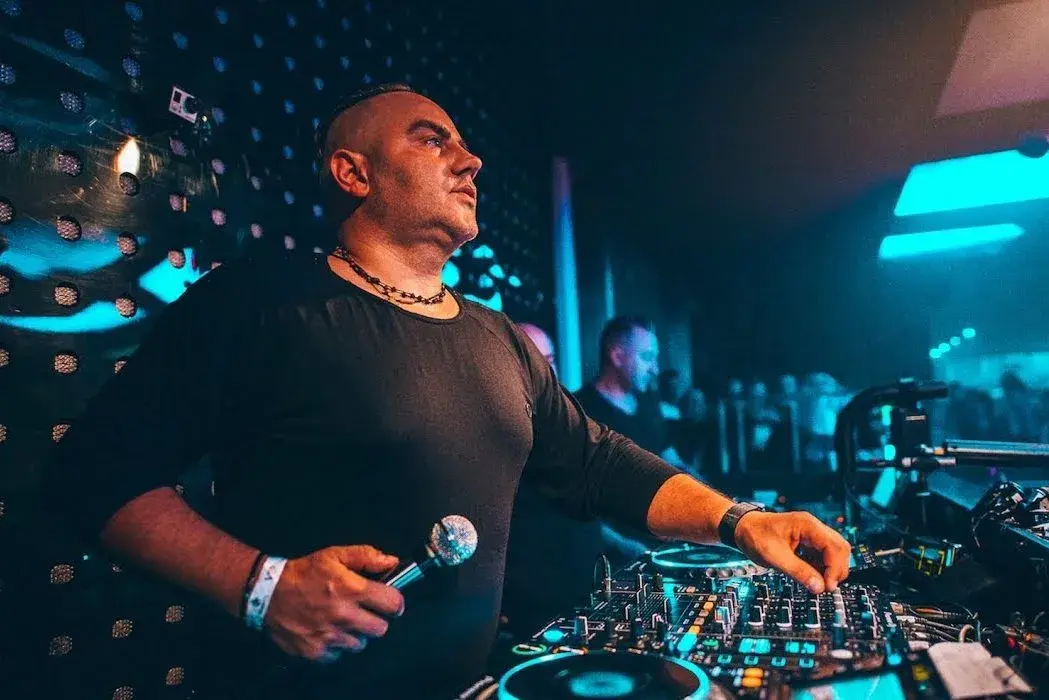 DJ Kris: Ile lat? Wiek, kariera i sekrety legendy klubowej