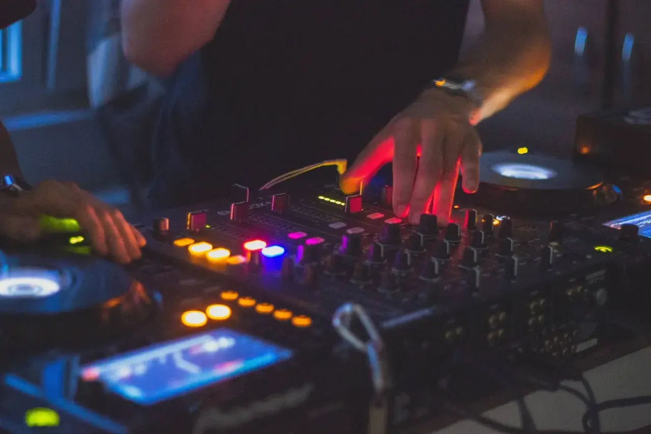 Ile zarabia DJ w Polsce? Stawki, realia i jak zarobić więcej