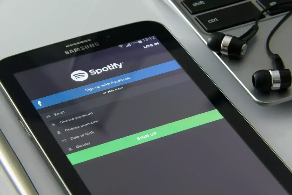 Twój telefon to karaoke! Jak włączyć teksty na Spotify?