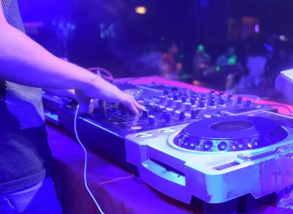 Ile kosztuje DJ? Cennik 2024, porady i jak nie przepłacić