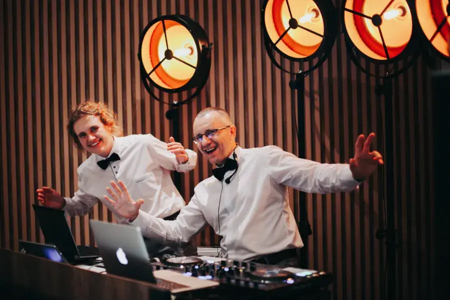 Ile kosztuje DJ na imprezę? Cennik i porady, jak nie przepłacić