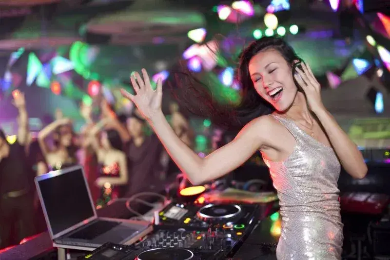 Co robi DJ? Obalamy mity: zarobki, sprzęt i kulisy zawodu