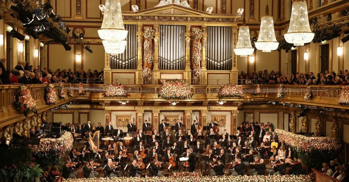 Publiczność klaszcząca do Marsza Radetzky'ego na Koncercie Noworocznym w Wiedniu