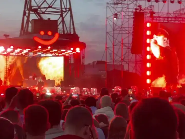 Mata na scenie koncertowej, publiczność, światła
