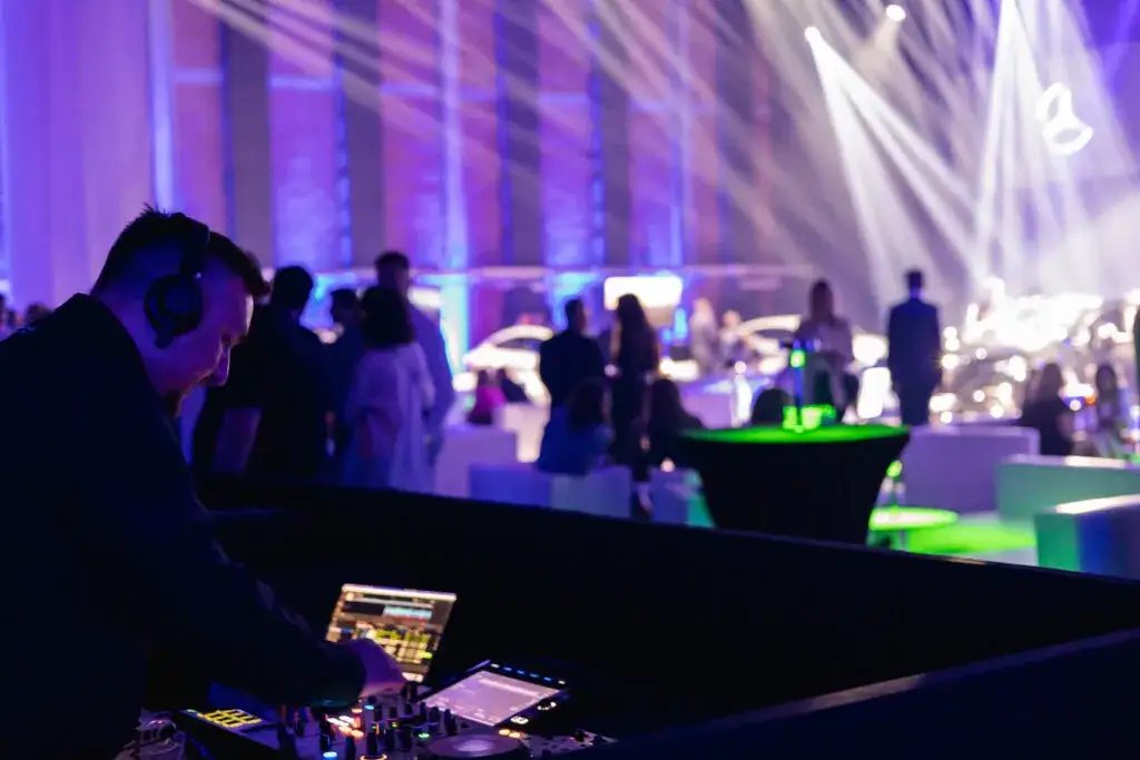 DJ na evencie firmowym, impreza firmowa muzyka, bankiet dj