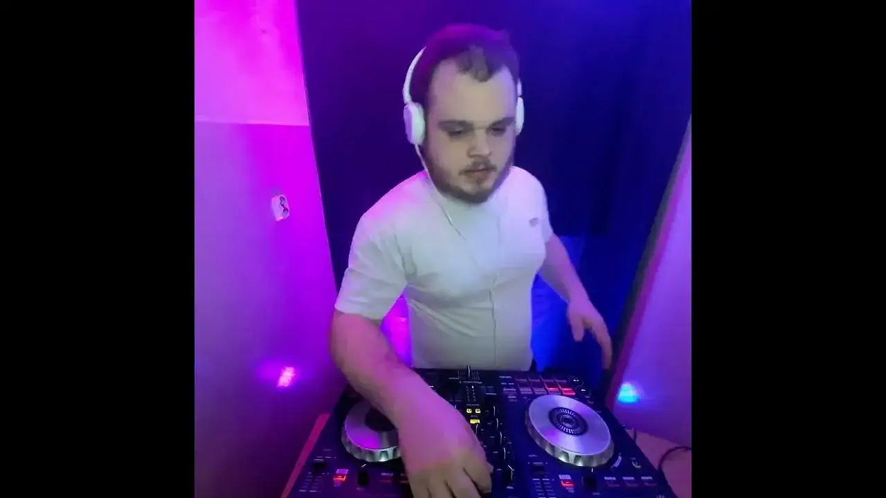 DJ Akun z Ekipą Friza na scenie