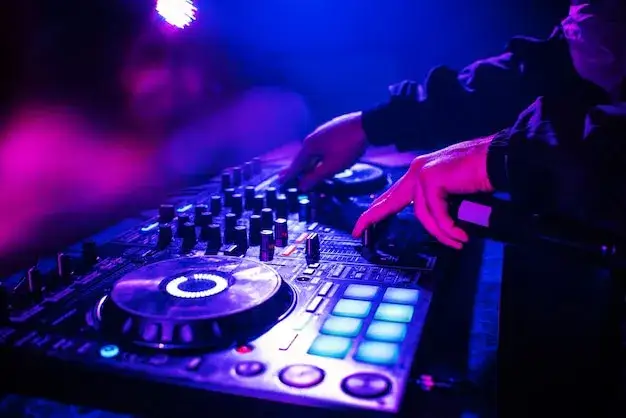 DJ w klubie, klub nocny, konsola dj