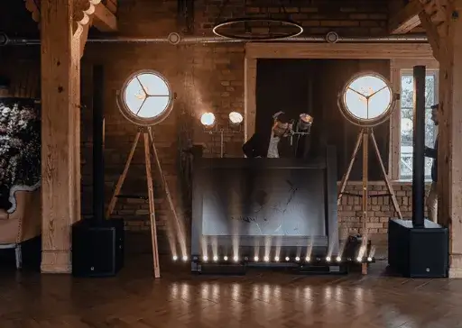 DJ na weselu, profesjonalne oświetlenie, para młoda
