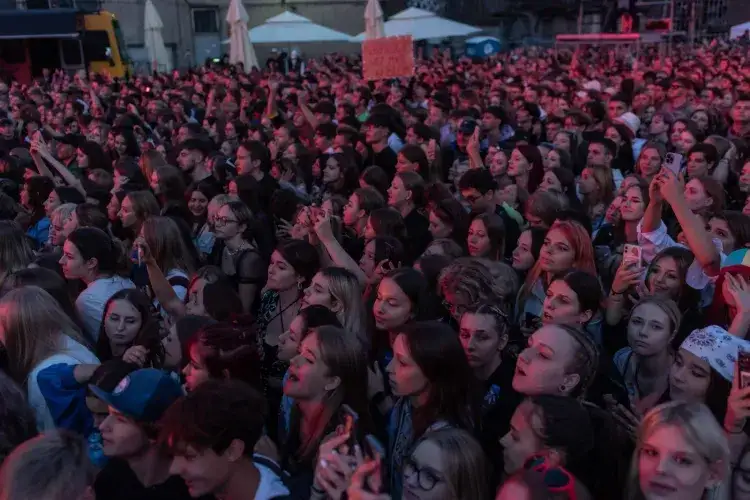 Mata na festiwalu muzycznym, duża scena, tłum