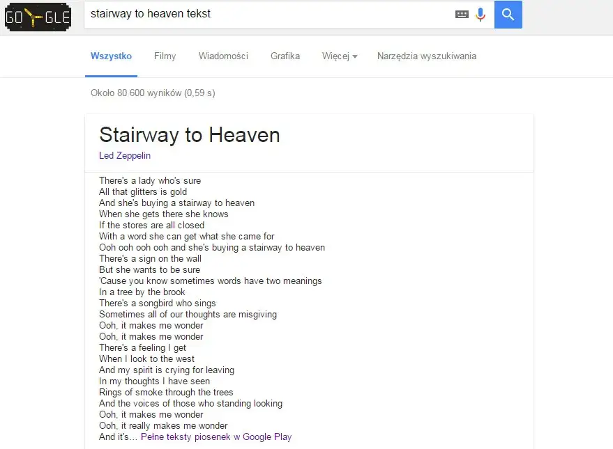 osoba wpisująca tekst piosenki w wyszukiwarkę google