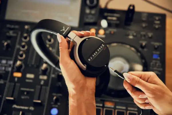 Słuchawki DJ-skie: jak wybrać idealne? Poradnik eksperta!