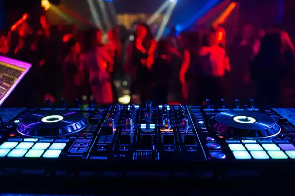 Na czym gra DJ? Przewodnik po sprzęcie: od kontrolera do klubu!