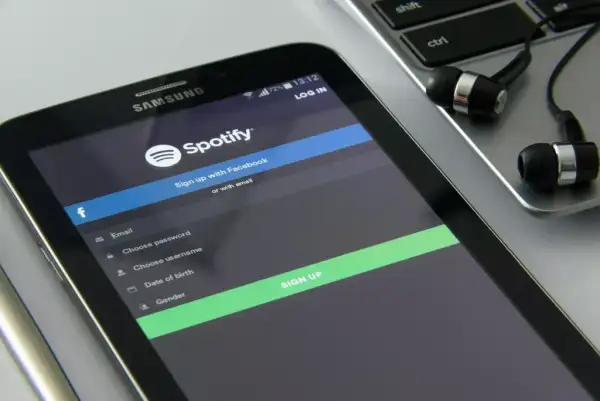 Twój telefon to karaoke! Jak włączyć teksty na Spotify?