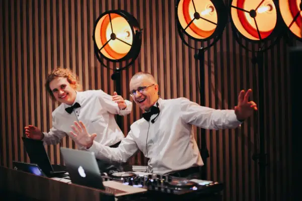 Ile kosztuje DJ na imprezę? Cennik i porady, jak nie przepłacić