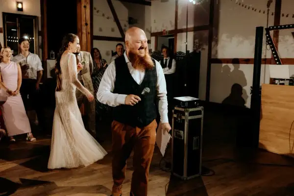 Jak napisać do DJ-a na 18? Kompletny poradnik i wzory wiadomości