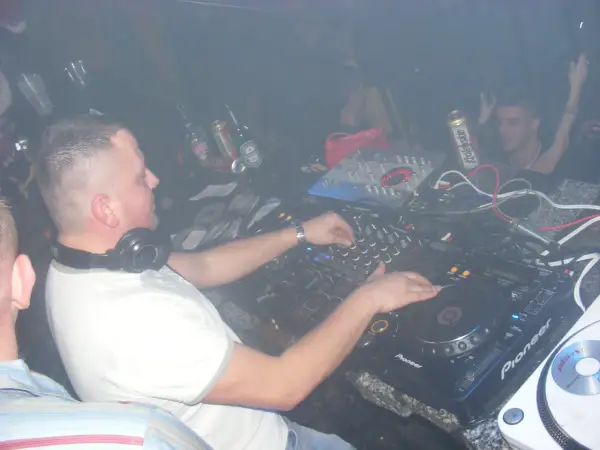 DJ Hazel: Ile kosztuje występ? Poznaj ceny i uniknij pułapek