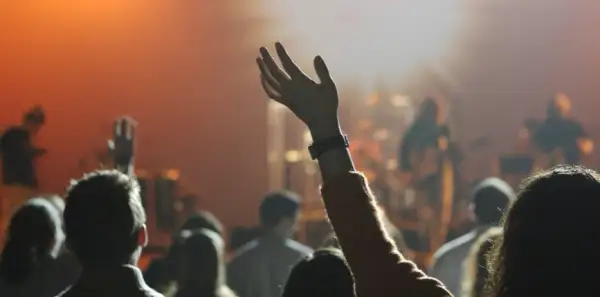 Ile trwa koncert? Wszystko, co musisz wiedzieć przed wyjściem