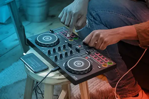 Set DJ-ski: Co to jest? Od playlisty do własnego miksu poradnik