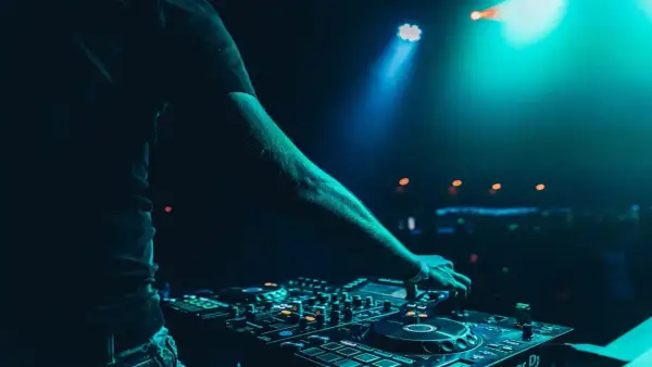 Jak zostać DJ-em i zarabiać? Kompletny poradnik dla początkujących